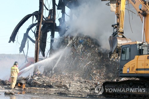 경주 폐기물처리시설 화재 4일째 이어져…진화 장기화