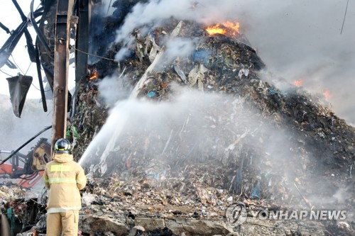 경주 폐기물처리시설 화재 4일째 이어져…진화 장기화