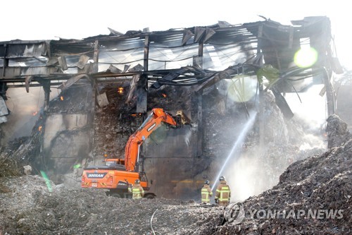 경주 폐기물처리시설 화재 4일째 이어져…진화 장기화