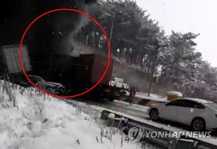 순천완주고속도로 터널사고 1명사망·23명부상…"유독가스 퍼져"