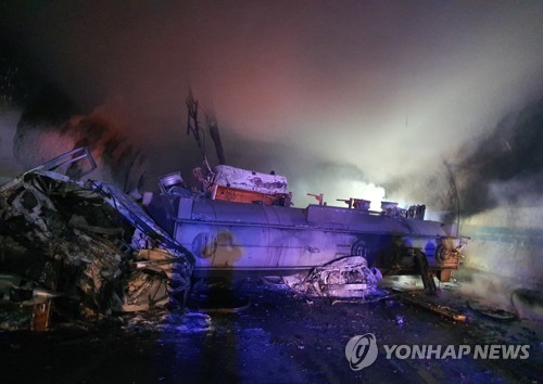 빙판길 접촉사고 이후 탱크로리 전도…뒤따르던 차량 '쾅쾅쾅'