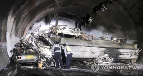 CCTV로 본 순천∼완주 고속도로 터널 사고…'빙판길 연쇄 추돌'