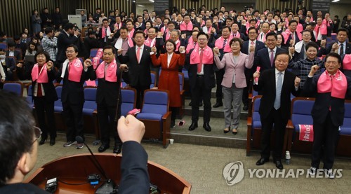 미래통합당 첫 의총…'흡수통합' 모양새 연출에 분위기 싸늘