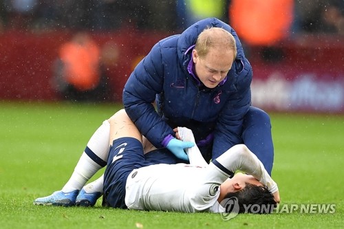 손흥민, 21일 부러진 팔 수술 받는다…또 '요골 부위 골절'