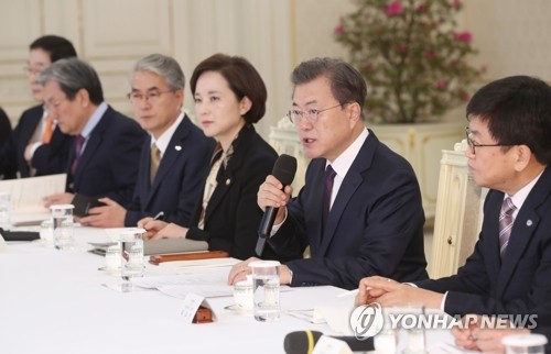 문 대통령 "대구 비상…유사 양상에 학교당국 긴장해달라"