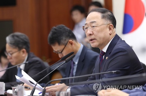 홍남기 "소상공인 임대료 지원 등 경기대책 내주 발표"