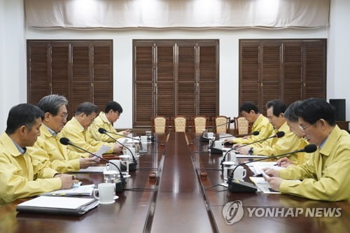 문대통령 "신천지 예배·장례식 참석자 철저조사…신속조치"(종합)