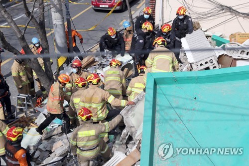 부산서 단독주택 공사 중 붕괴…매몰자 5명 중 2명 구조