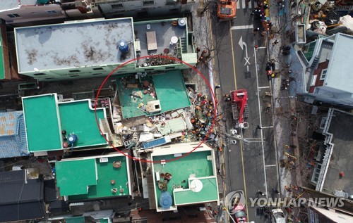 부산 리모델링 노후주택 붕괴…3명 구조·2명 사망