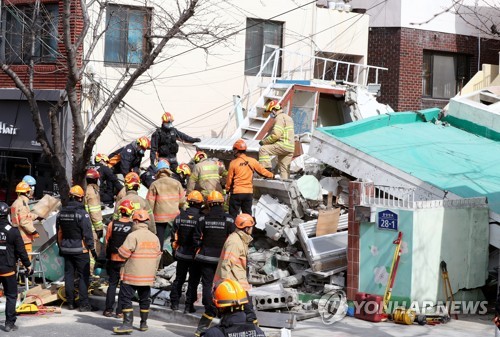 부산 리모델링 노후주택 붕괴…3명 구조·2명 사망