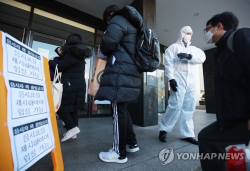 코로나19 우려에 서울 교회·성당 한산…신천지 교인 차단