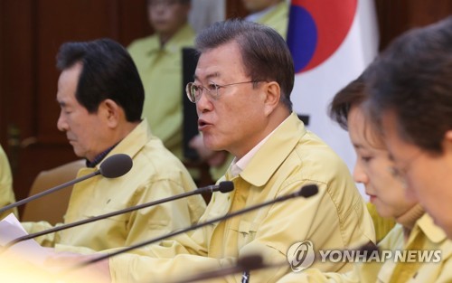 문대통령 "위기경보 최고단계인 '심각'단계로 올려…중대분수령"(종합)