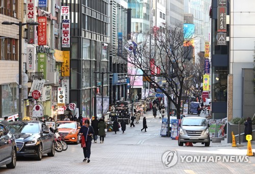 코로나19 우려 속 서울 번화가도 '텅텅'…"매출 반도 안 돼요"