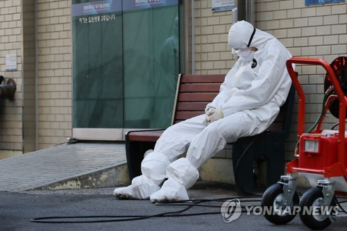 감염 두려움 속 사투 벌이는 의료진…"화장실도 제때 못 가"