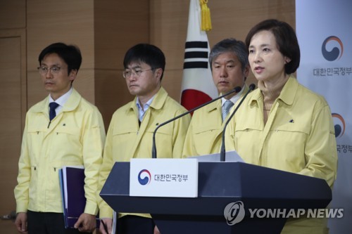 코로나19 대응 최고수준 '심각' 격상…유초중고 개학 전격 연기