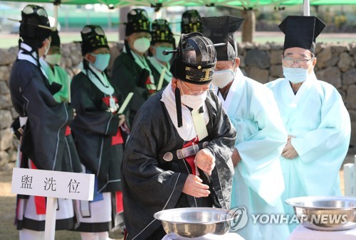 [카메라뉴스] '마스크는 필수'…제주향교 춘기 석전대제