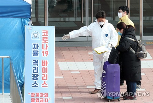 "마스크에 의료용 장갑까지"…'긴장감 역력' 중국 유학생 격리