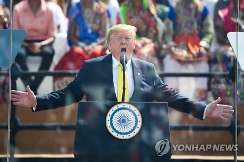 트럼프 "코로나19 미국서 잘 통제…주식시장 좋아보이기 시작"