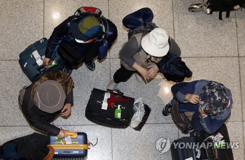 이스라엘 '강제출국' 국민 귀국…"현지서 우릴 '코로나'로 불러"(종합)