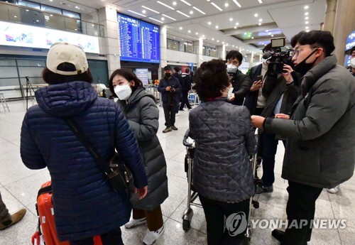 이스라엘 '강제출국' 국민 귀국…"현지서 우릴 '코로나'로 불러"(종합)