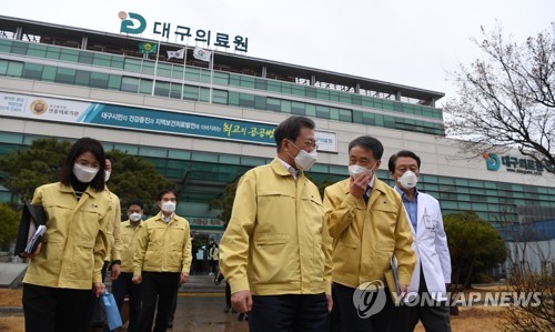 의료진 "의료품 언제 동날지"…문대통령 "전국민이 대구와 함께"(종합)