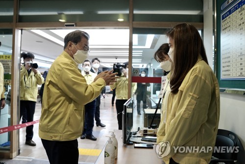 대구의료원장 "의료품 언제 동날지"…문대통령 "전례없는 지원"