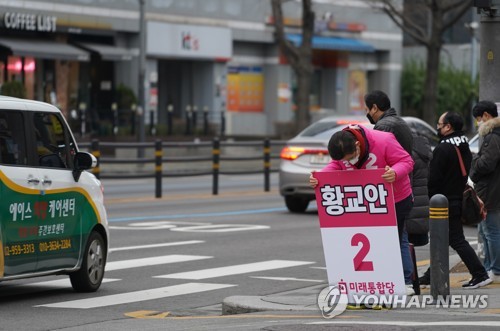 황교안 이틀째 종로서 방역활동…"문정부, 국민 욕보이지 말라"