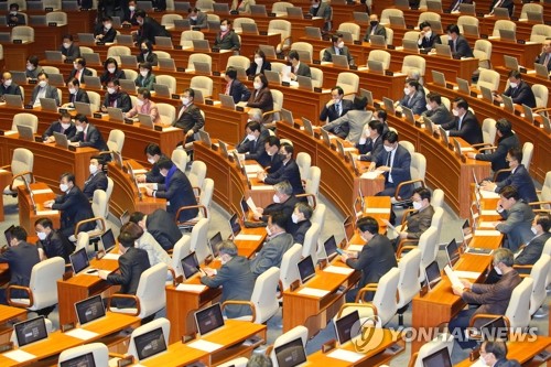 다시 문 연 국회 '마스크' 본회의…의원들도 줄 서서 체온 측정