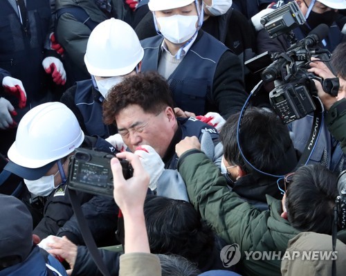 종로구, 세종대로 농성장 철거…문중원 대책위 강력 반발(종합)