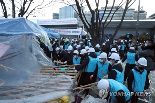 종로구, 세종대로 농성장 철거…문중원 대책위 강력 반발(종합)