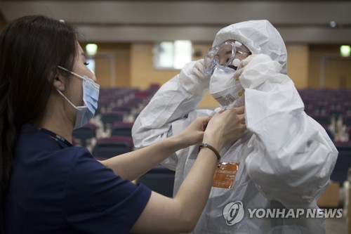 '보호복 대신 가운 권고' 논란에…정부 "보호구 포함 세트" 해명