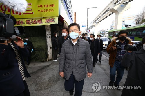 대구 간 황교안, 텅 빈 서문시장서 "누가 이렇게 만들었나"(종합)