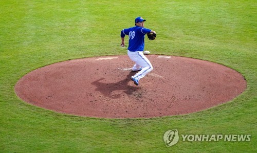 솔로포 허용·위기관리는 탁월…류현진, 첫 등판서 2이닝 1실점(종합)