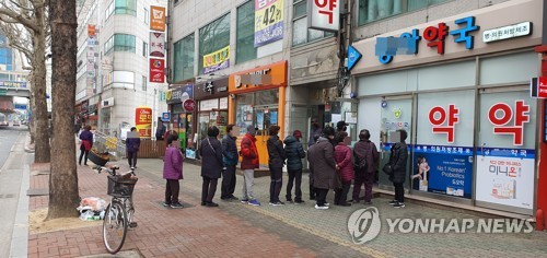 '공적 마스크' 없어 헛걸음…서울 '노마진 판매대'엔 구름 인파