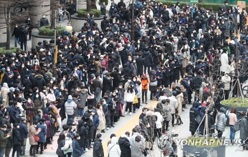 '공적 마스크' 없어 헛걸음…서울 '노마진 판매대'엔 구름 인파