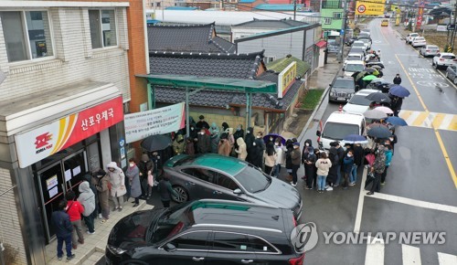 우체국, 공적 마스크 판매 첫날, 주민들 곳곳에서 헛걸음