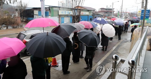 '마스크 없나요' 춘천 마스크 한정판매에 곳곳 혼란