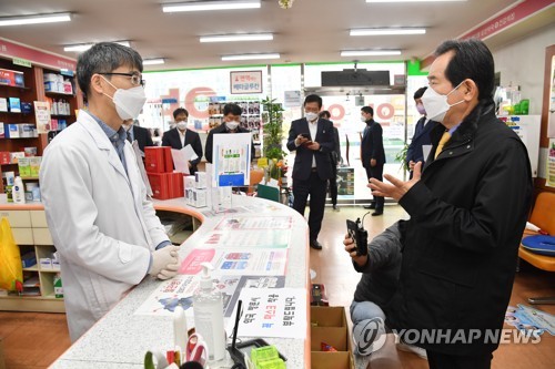 정총리, TK서 나흘째 코로나19 지휘…'마스크 대란' 현장 점검도