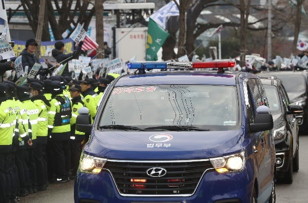 국정농단 사건 등으로 구속된 박근혜 전 대통령이 탄 호송차가 지난해 12월 3일 경기도 의왕 서울구치소로 들어가고 있다. 사진=연합뉴스