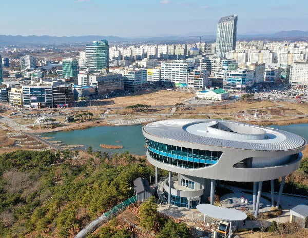 전남 나주의 빛가람전망대와 광주-전남혁신도시 모습. 연합뉴스