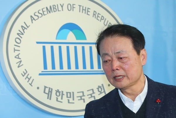 지난달 2일 총선 불출마 선언을 한 한선교 자유한국당 의원이 한국당 비례대표용 위성정당 '미래한국당' 대표를 맡게 됐다. 사진은 불출마 선언 당시 눈물을 흘리는 모습. /사진=연합뉴스