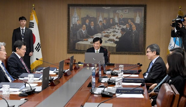 이주열 한국은행 총재(사진 가운데)와 금융통화위원회 위원들.(사진=연합뉴스)