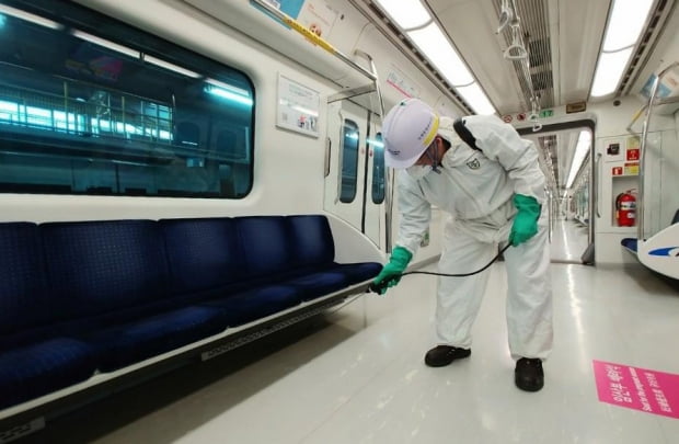 공항철도가 신종 코로나바이러스 감염증인 '우한 폐렴' 확산 방지를 위해 전동차 등에 대한 방역을 강화했다고 28일 밝혔다. 사진은 관계자가 방역하는 모습. 사진=연합뉴스