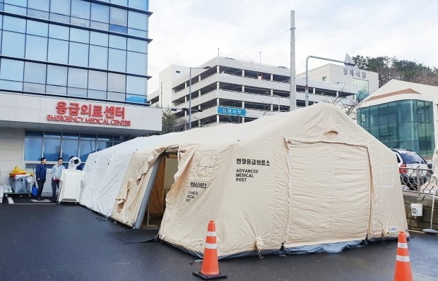 울산시에서도 코로나19 확진자가 발생하면서 전국 모든 지역에서 코로나19가 발병했다. 사진은 울산대병원 응급실 앞에 마련된 선별진료소. /사진=울산대병원