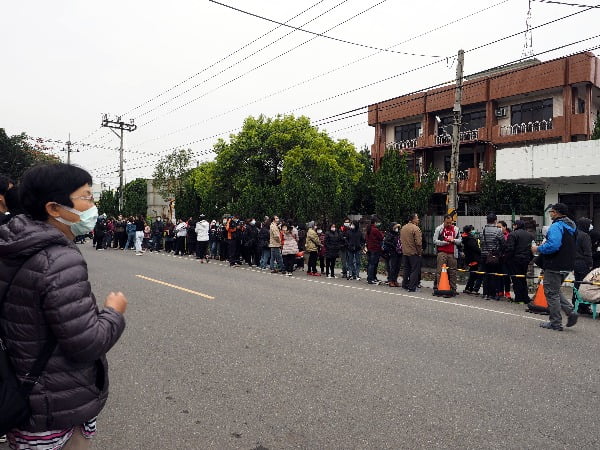 대만에서 신종 코로나바이러스 감염증 '우한 폐렴' 확진자가 7명으로 늘어난 가운데 28일 서부 장화현의 의료소비품 제조업체 모텍스 직영점 앞에 마스크를 사려는 사람들이 길게 늘어서 있다. 사진=연합뉴스