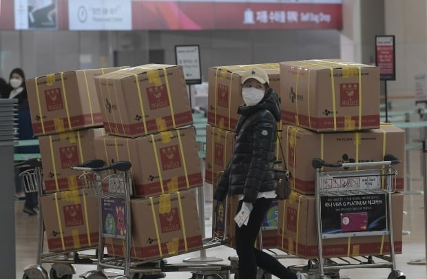 중국 여행객들이 구입한 마스크 박스 (사진=연합뉴스)