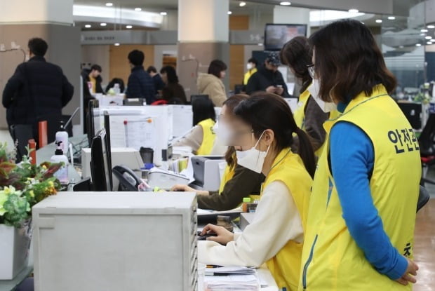 신종코로나가 바꾼 민원실 풍경/사진=연합뉴스