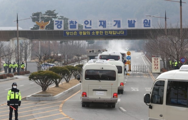 지난달 31일 신종 코로나 발원지인 중국 우한 귀국 교민들을 태운 미니버스가 임시생활시설로 지정된 충남 아산 경찰인재개발원에 들어서고 있다. /사진=연합뉴스