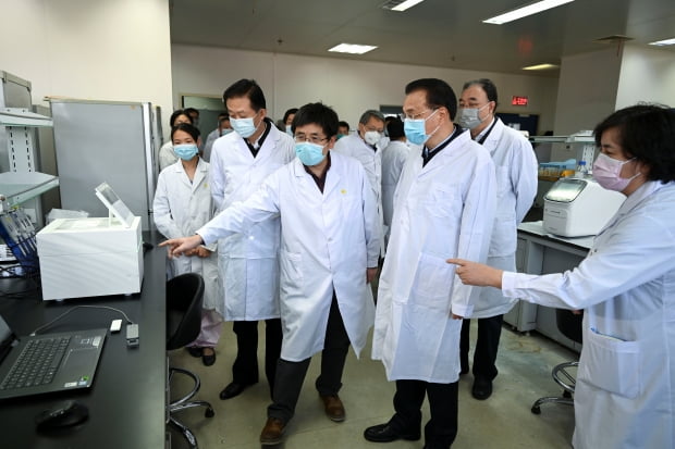 신종 코로나바이러스 감염증(우한 폐렴) 확산으로 중국에 비상이 걸린 가운데 리커창(앞쪽 가운데) 중국 총리가 30일 베이징 질병통제예방센터를 시찰하고 있다. 사진=연합뉴스
