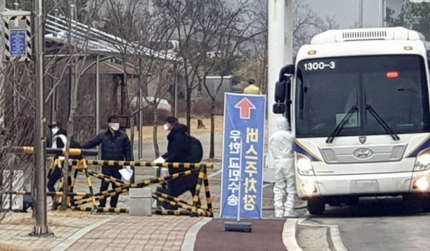 1일 충남 아산 경찰인재개발원에 도착한 중국 후베이성 우한시 교민들이 경찰 버스에서 내리고 있다. 사진=연합뉴스